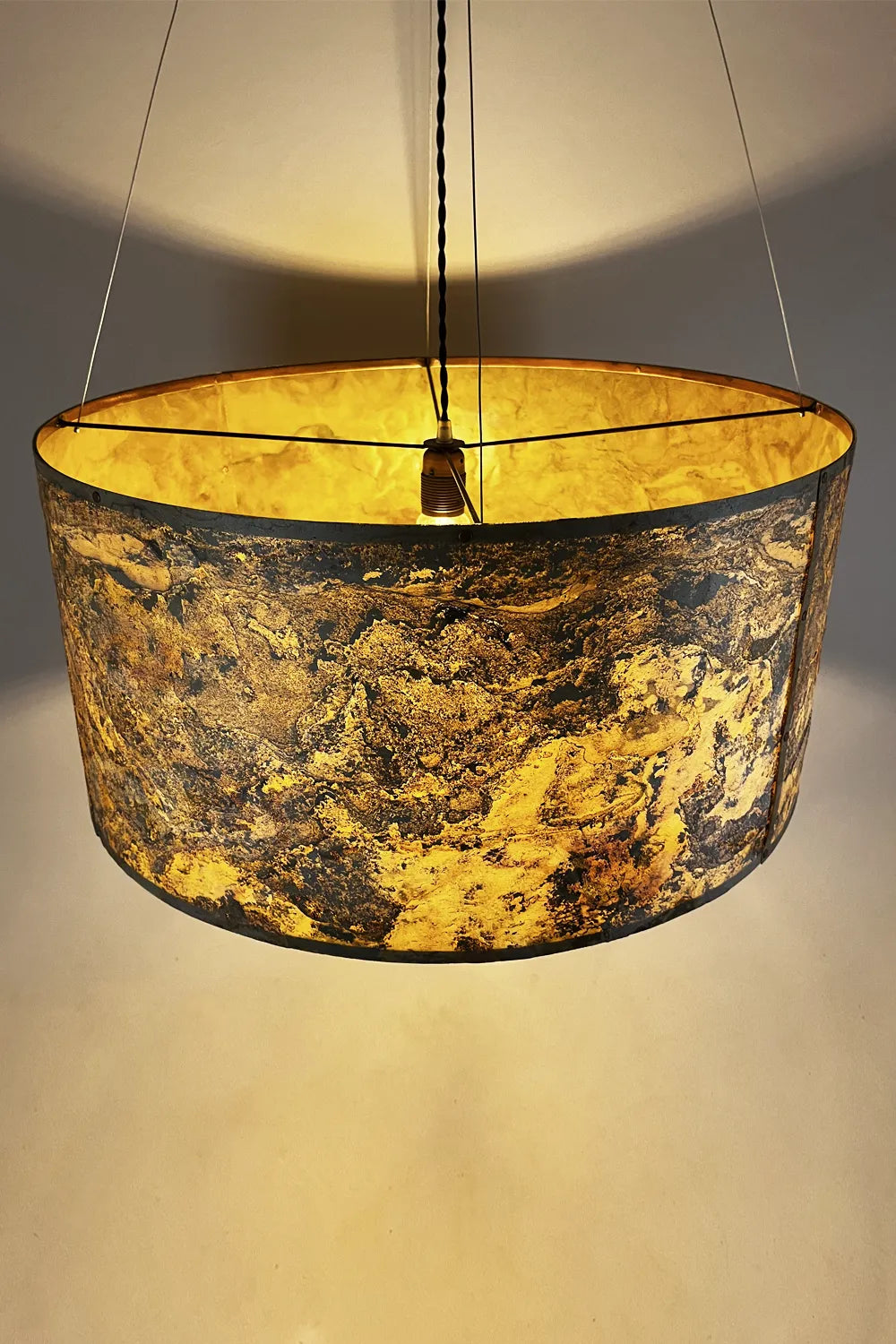 vue de dessus de la Suspension Thessalie  en ardoise pierre de lune naturelle, allumée, finitions cuivrées. Pièce unique artisanale, Atelier Maus.