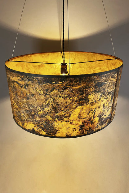 vue de dessus de la Suspension Thessalie  en ardoise pierre de lune naturelle, allumée, finitions cuivrées. Pièce unique artisanale, Atelier Maus.