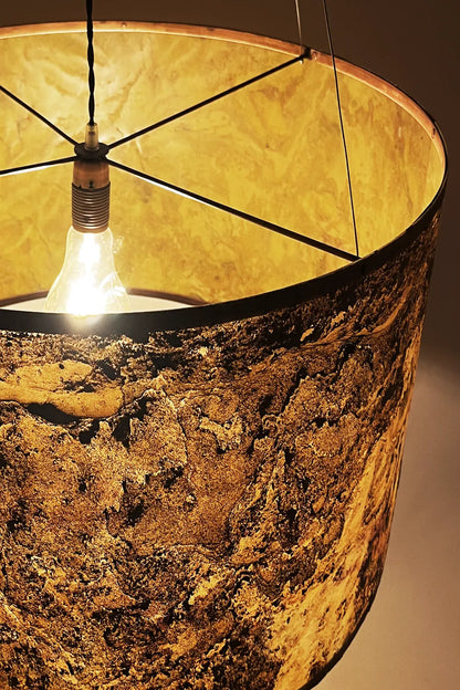 détail en vue de dessus des finitions cuivrées de la Suspension Thessalie en ardoise pierre de lune naturelle, allumée. Pièce unique artisanale, Atelier Maus.