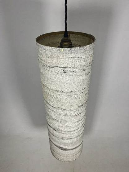 Suspension en marbre statuaire Swan éteinte, texture minérale de matière brute, wabi-sabi. atelier Maus