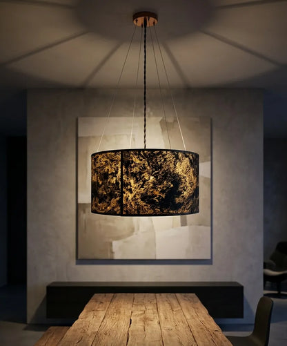 suspension en feuille d'ardoise rustique allumée au dessus d'une table en bois massif dans un intérieur epuré minimaliste, modèle Thessalie par l'atelier Maus