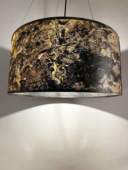 suspension en ardoise rustique Thessalie par l'atelier Maus allumée et refletant des couleurs ocres, beiges et noires très nuancées