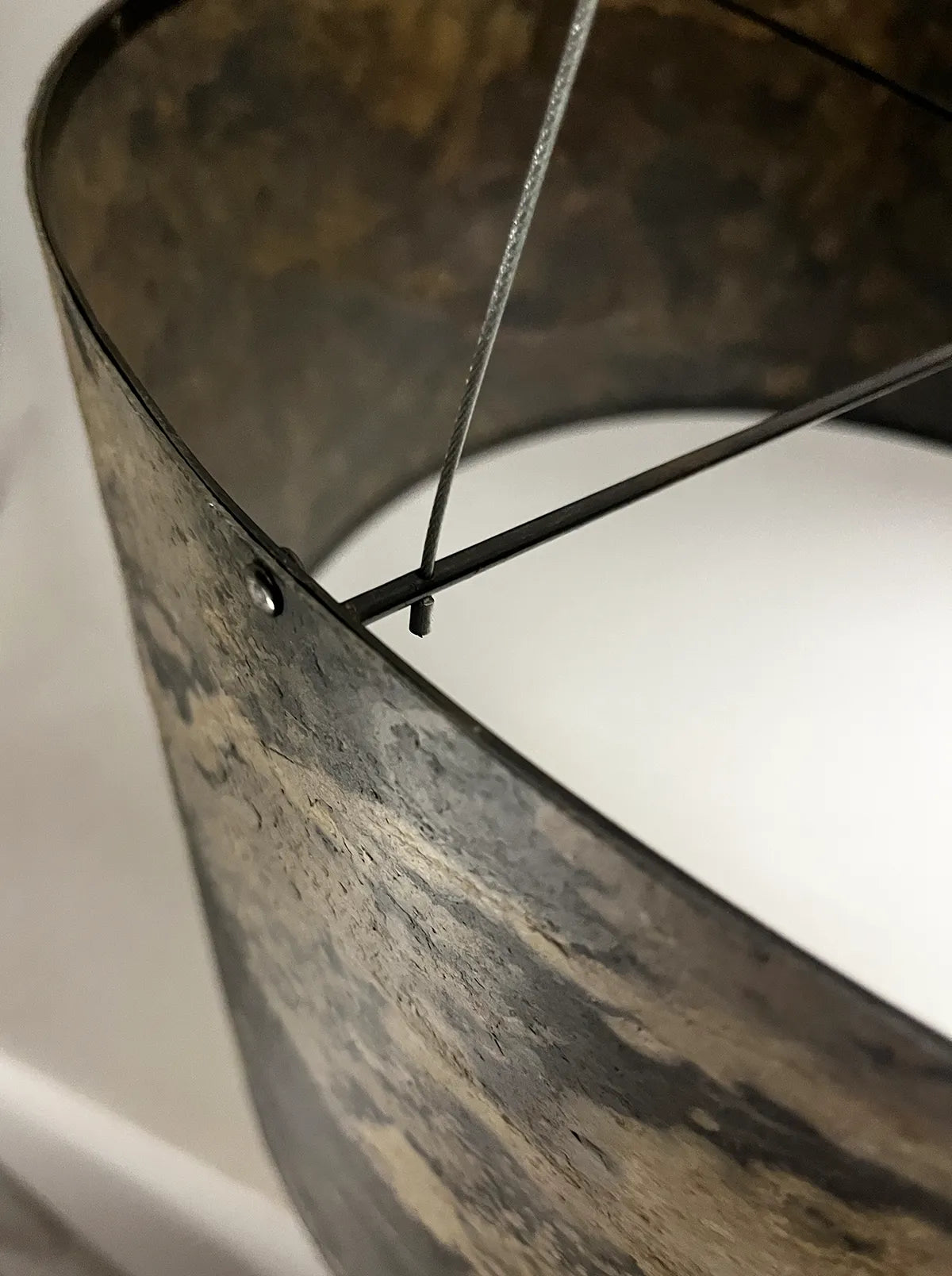 détail de la suspension en ardoise rustique Thessalie par l'atelier Maus éteinte et vue rapprochée de sa structure en acier patiné