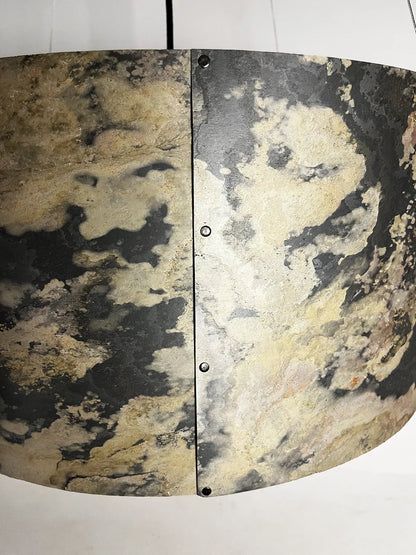 détail de l'arrière de la suspension en ardoise rustique Thessalie par l'atelier Maus éteinte et détail des rivets de fixation en acier patiné 