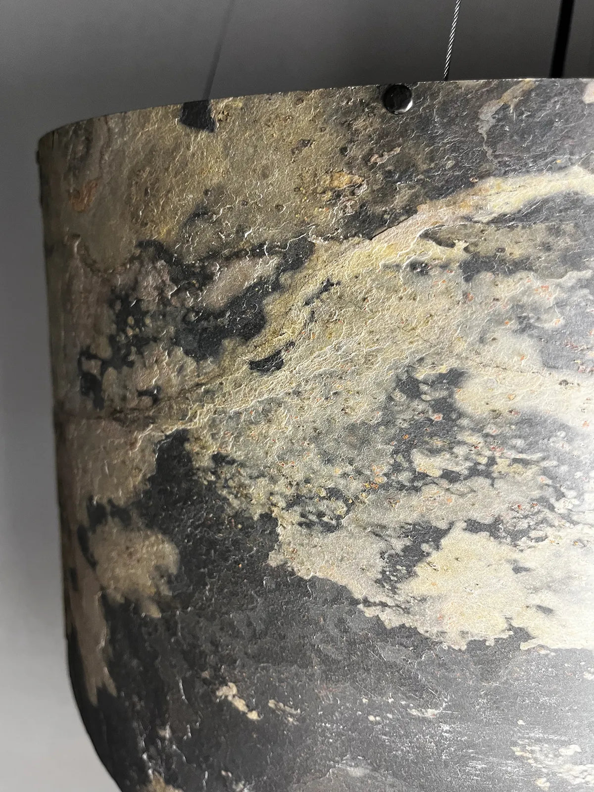 détail de la suspension en ardoise rustique Thessalie par l'atelier Maus , montrant les relief de la pierre et ses textures