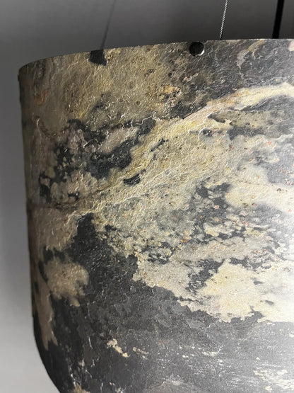 détail de la suspension en ardoise rustique Thessalie par l'atelier Maus , montrant les relief de la pierre et ses textures