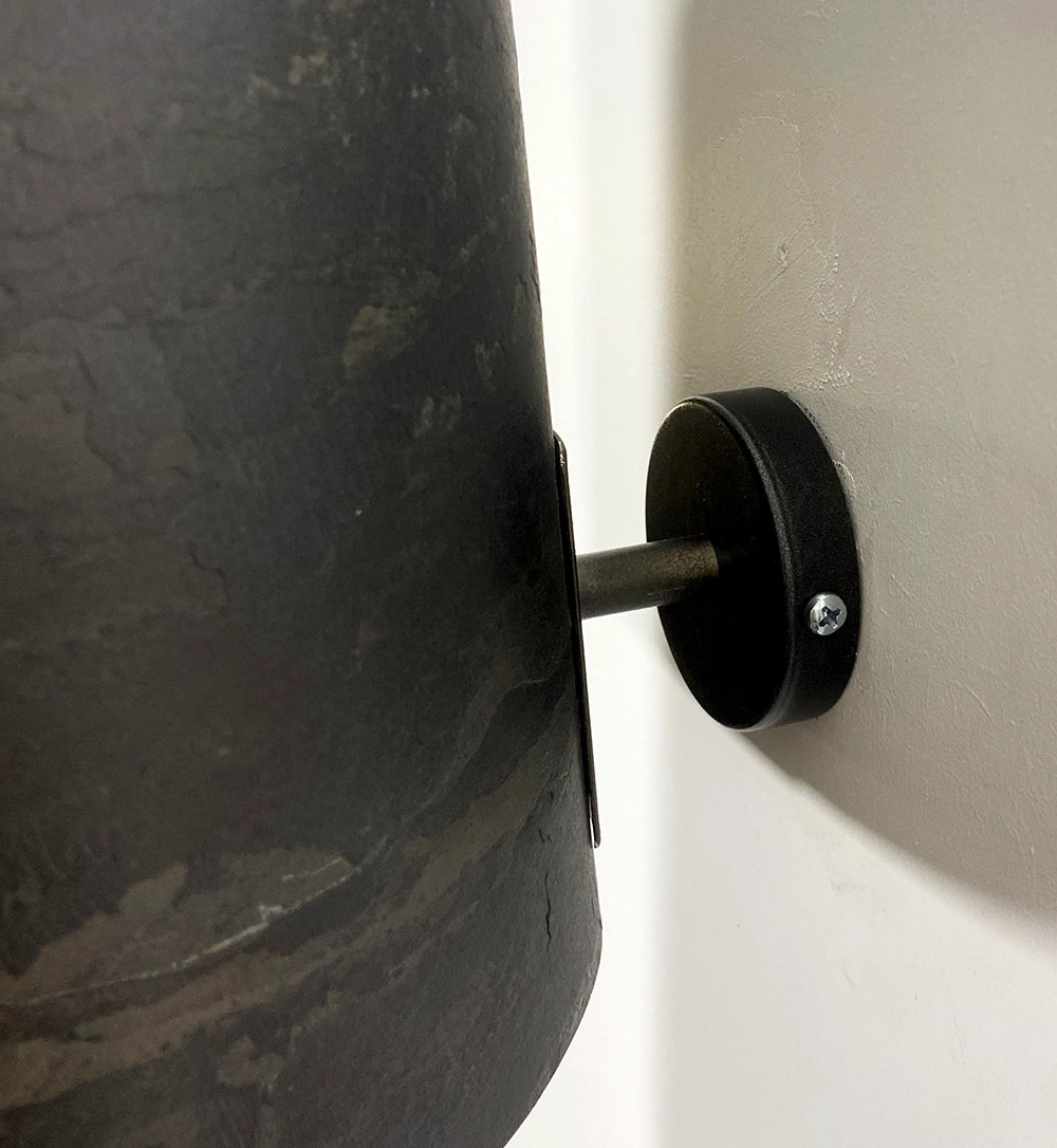 Détail de l'applique murale Véra en ardoise noire allumée | Atelier Maus . Fabrication française