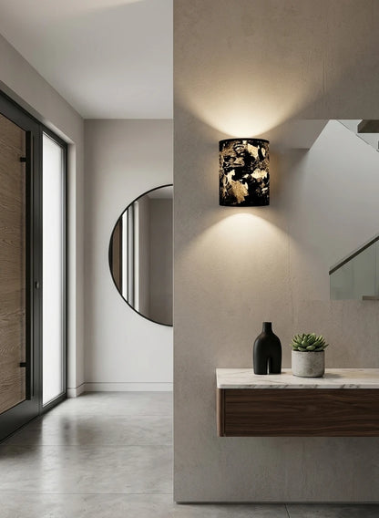 Applique murale Véra de l'atelier Maus dans une entrée de maison contemporaine au style chic et épuré