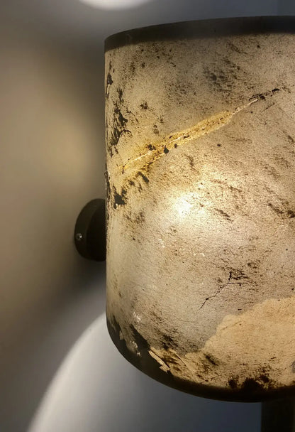 Détail de l'applique Véra en ardoise rustique allumée | Atelier Maus