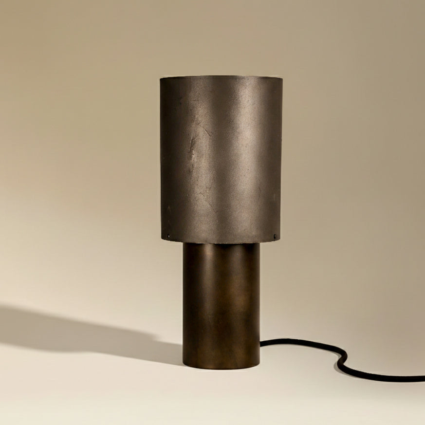 Lampe à poser Wilkins en acier oxydé bruni avec abat-jour en feuille d'ardoise naturelle aux tons noirs et gris, hauteur 37 cm