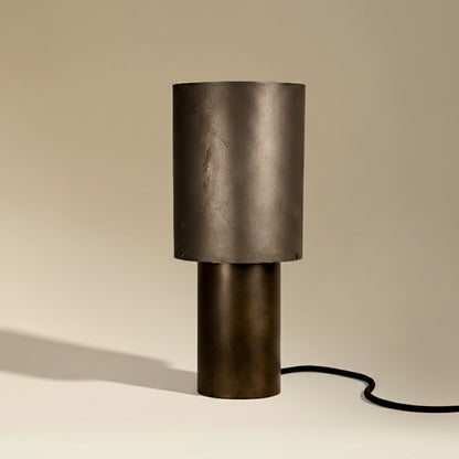 Lampe à poser Wilkins en acier oxydé bruni avec abat-jour en feuille d'ardoise naturelle aux tons noirs et gris, hauteur 37 cm